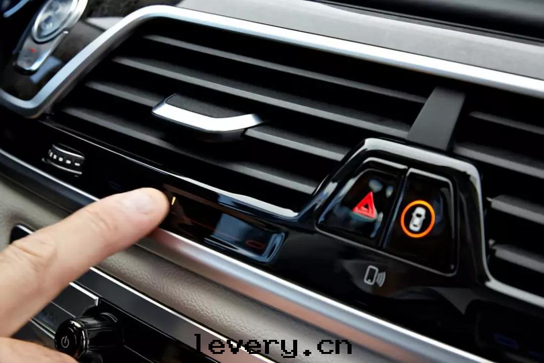 汽車空(kōng)調出(chū)風(fēng)口(kǒu)