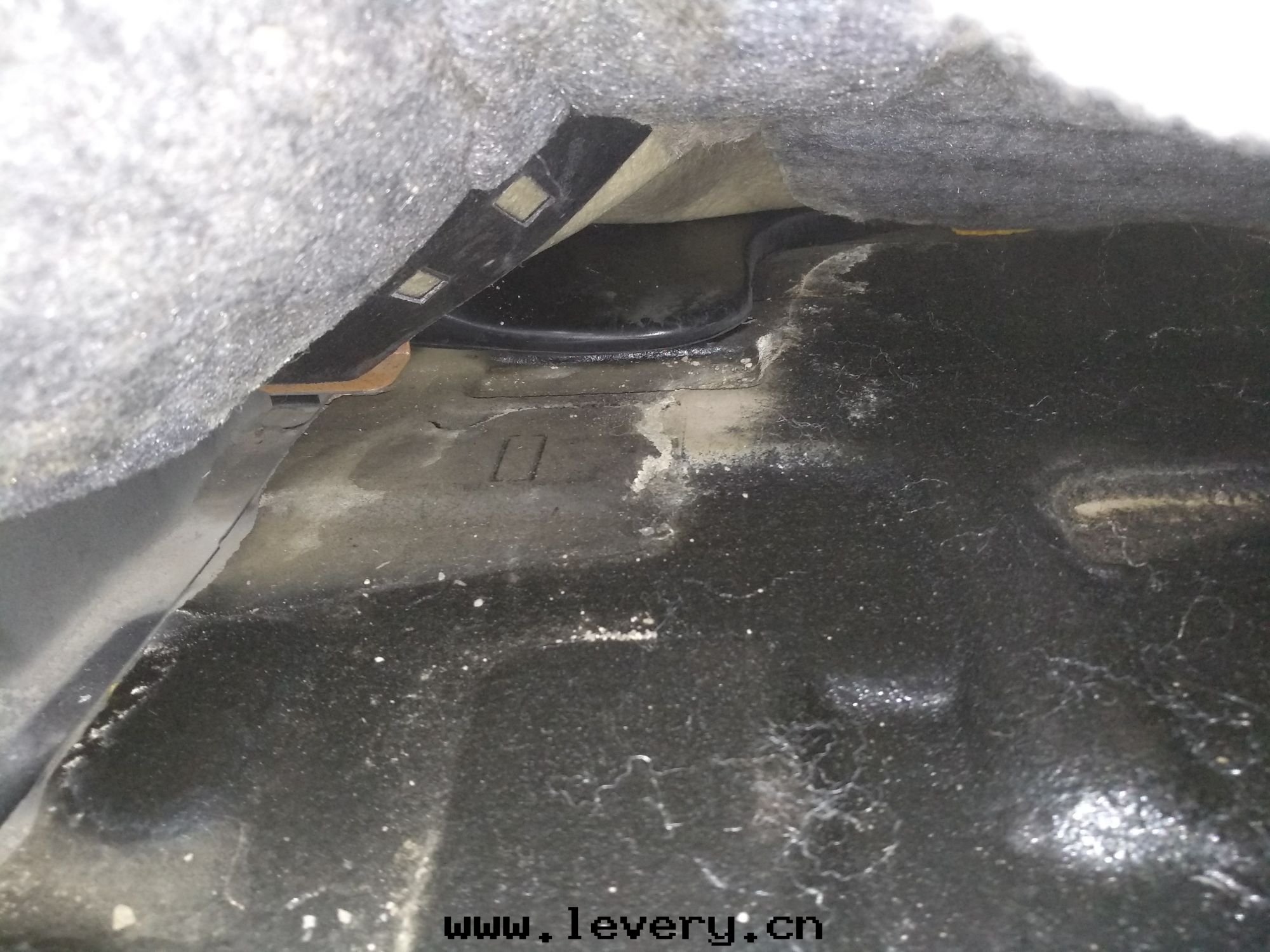 前(qián)排地(dì)毯(tǎn)水(shuǐ)渍