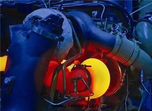 工作(zuò)中(zhōng)的(de)发動(dòng)機(jī)引擎