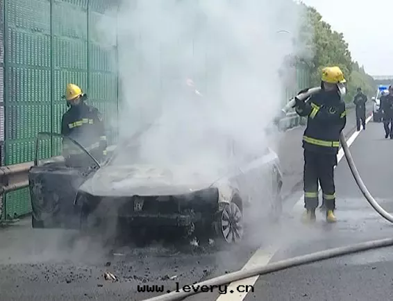 離奇！高(gāo)速上(shàng), 只(zhī)因(yīn)底盤粘了(le)这(zhè)東(dōng)西(xī), 小車迅速烧成(chéng)空(kōng)壳...