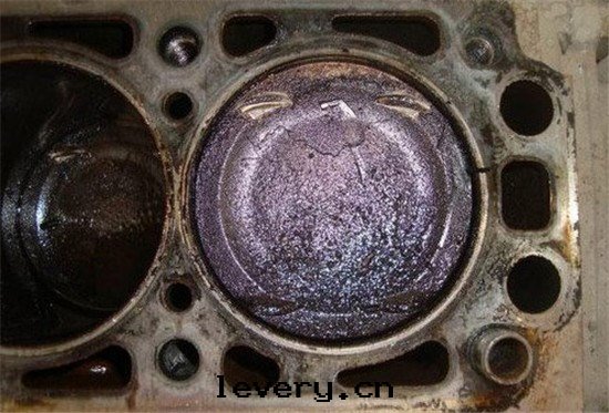 拆了(le)发動(dòng)機(jī)，看(kàn)看(kàn)優道(dào)活塞頂納米(mǐ)除碳与泡沫清(qīng)洗劑除碳的(de)區(qū)别