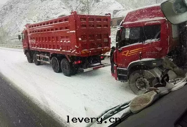 卡(kǎ)車在(zài)雪(xuě)地(dì)里(lǐ)打滑怎麼(me)辦(bàn)？應(yìng)急措施學(xué)起(qǐ)来(lái)